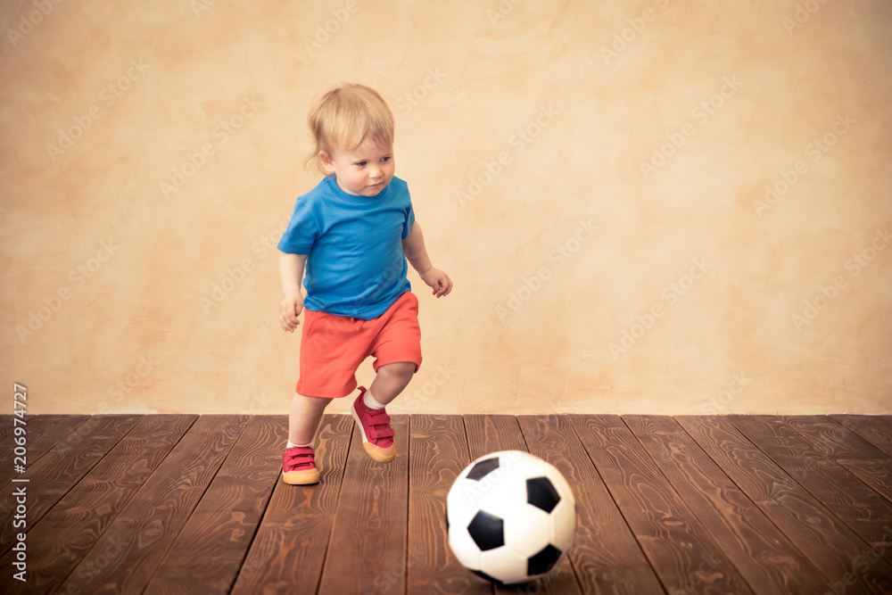 孩子假装是足球运动员