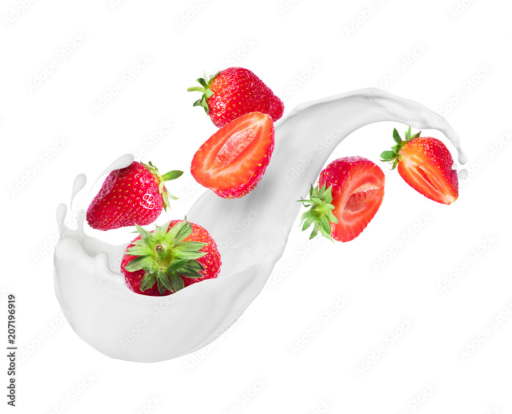 牛奶飞溅的草莓在白色背景上特写