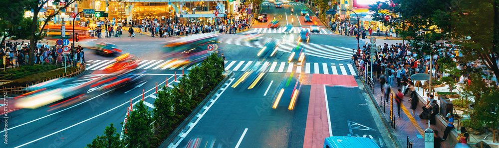 人们穿过日本东京涩谷著名的十字路口——世界上最繁忙的人行横道之一