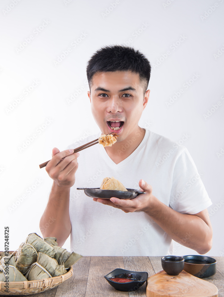 端午节，一个男人要吃美味的粽子，这是亚洲的传统美食