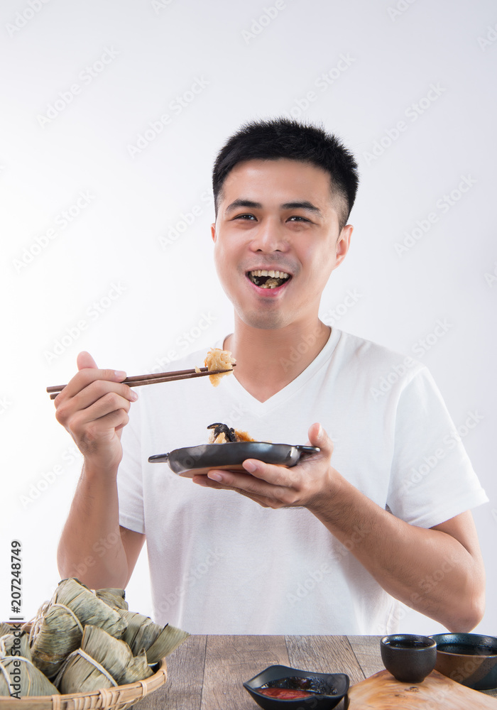 端午节，一个男人要吃美味的粽子，亚洲传统美食