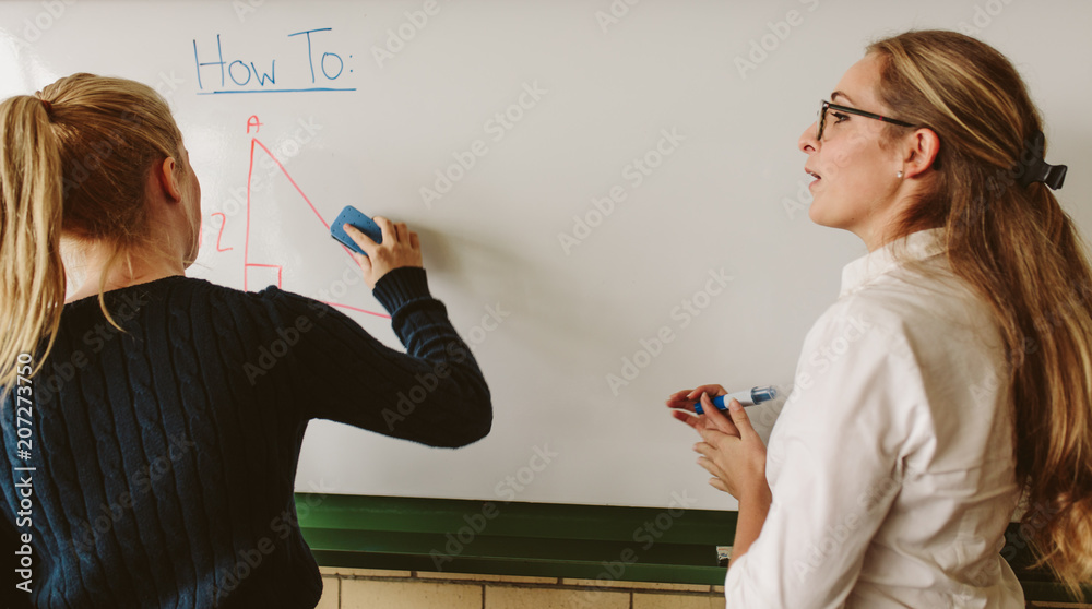 学生与老师在几何课上
