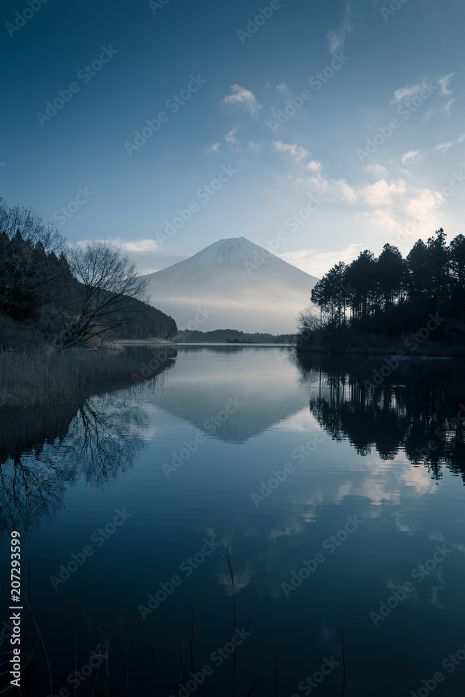 富士山和谷木湖在冬季有美丽的日出。谷木湖是靠近莫的一个湖