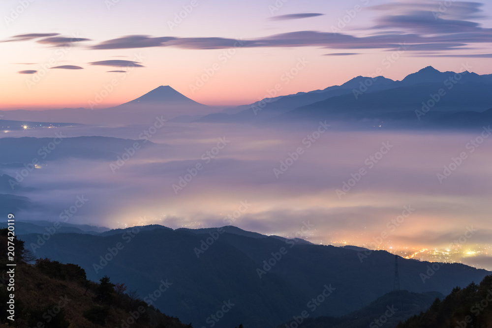 富士山，夏日薄雾笼罩