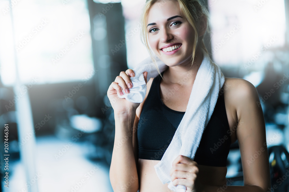 有魅力的高加索女性在锻炼后放松，在健身房享受快乐和快乐的健康理念