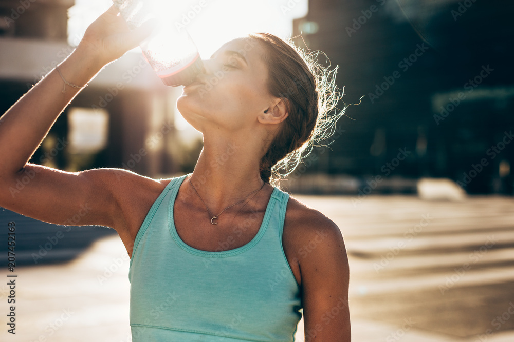 女性锻炼后喝水