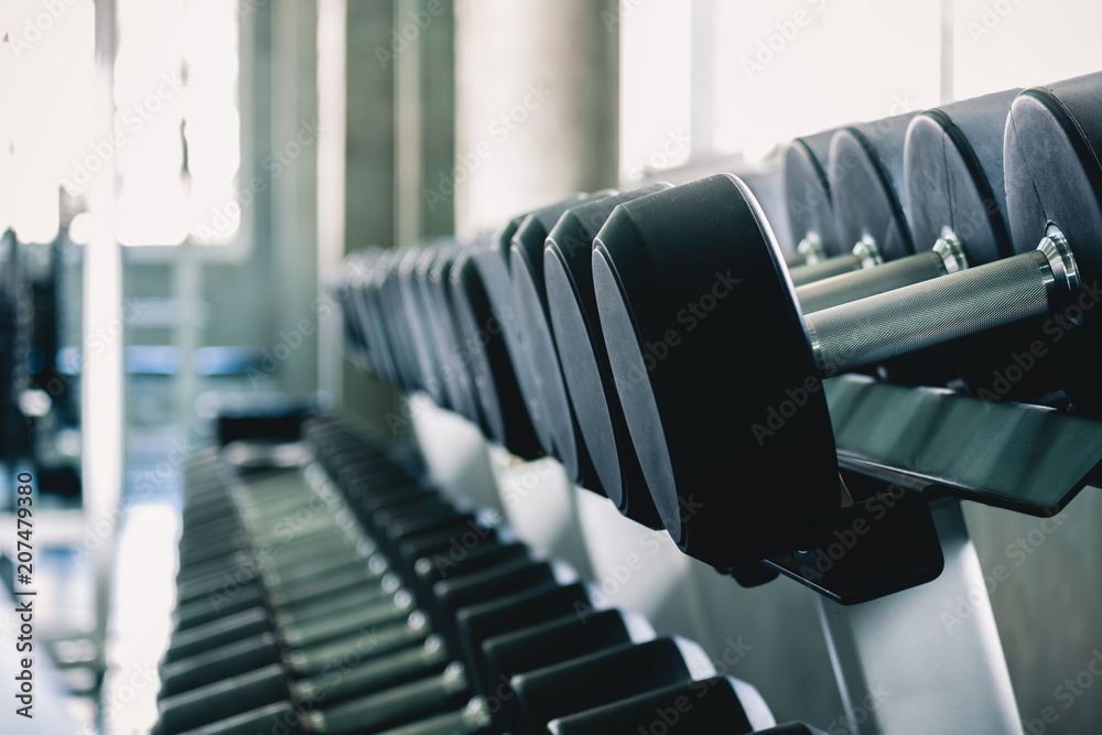 运动健身房重量训练课上的多种尺寸哑铃，健身房锻炼概念