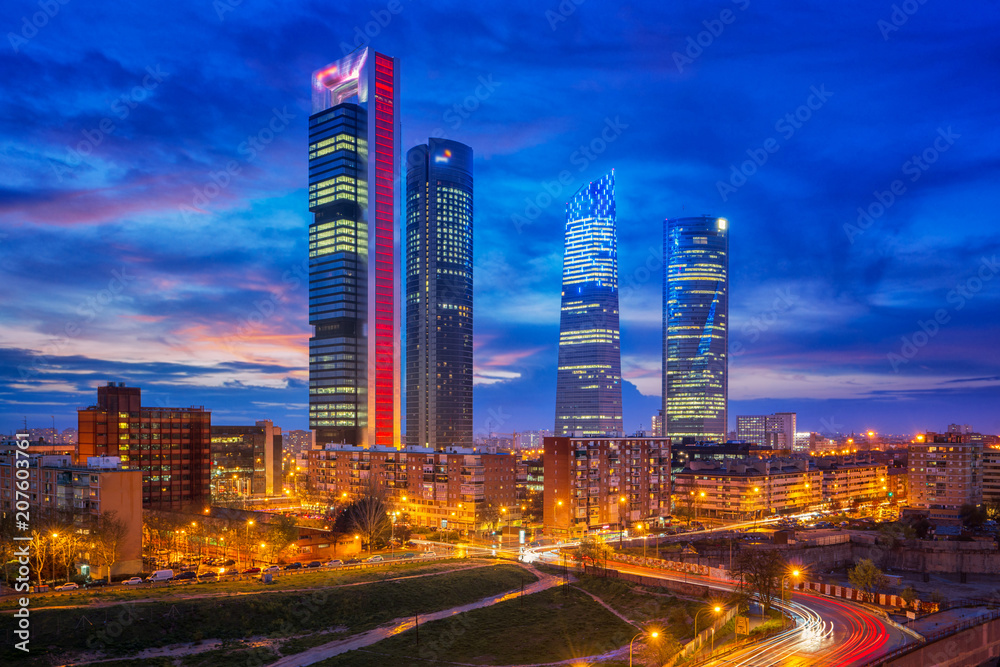 黄昏时的西班牙金融区天际线