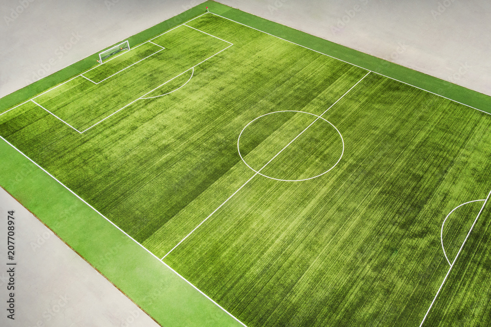 草地上有线条的足球场