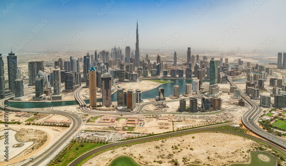 迪拜市中心鸟瞰图，从飞机窗户俯瞰全景。