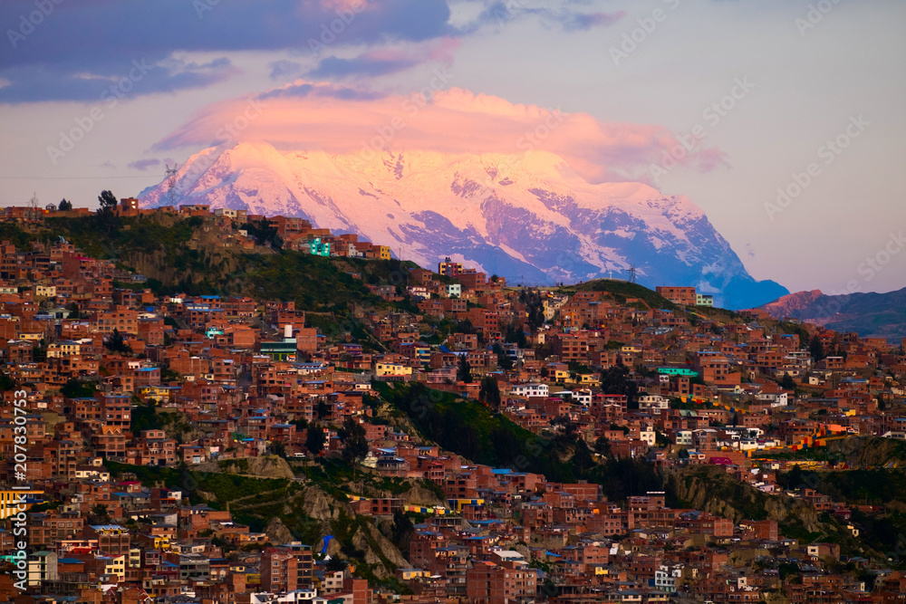 日落时的拉巴斯城和伊利曼尼山。玻利维亚