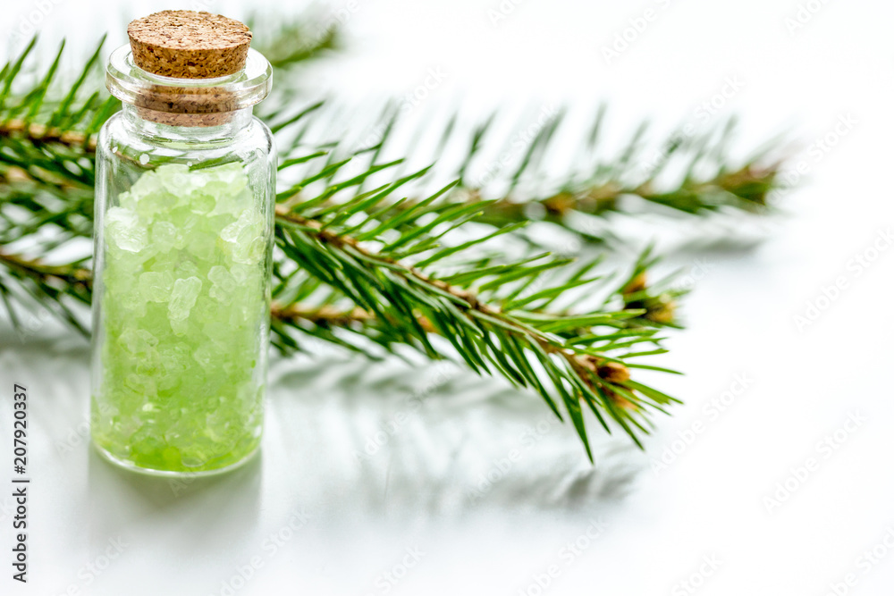 香薰和水疗用海盐和冷杉树枝瓶
