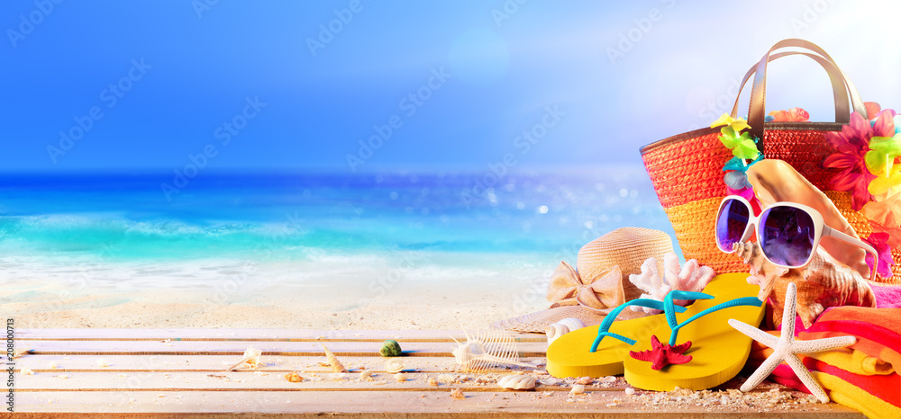 阳光明媚的海滨甲板上的海滩配件和贝壳-暑假