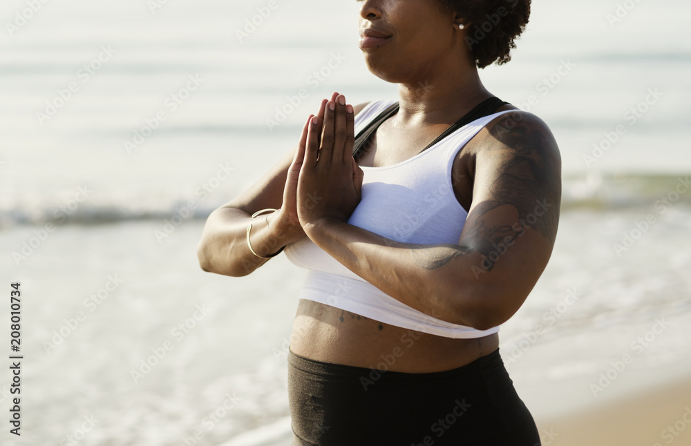 非洲裔美国女子在海滩练习瑜伽
