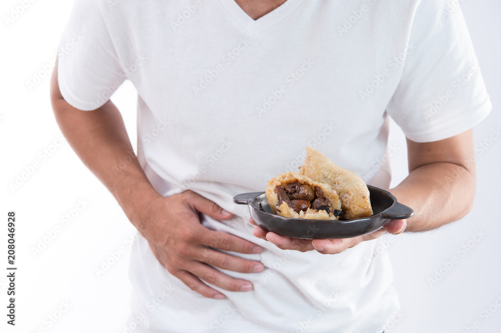 亚洲端午节，一名男子吃了美味的粽子后胃痛