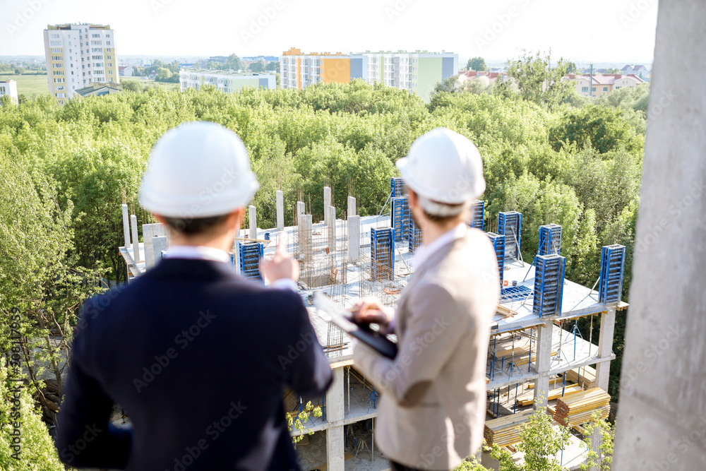 两名工程师或建筑师监督住宅建筑施工过程