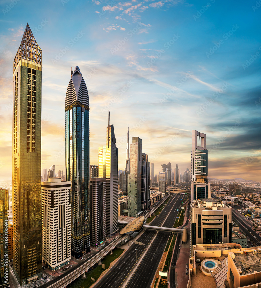 迪拜市中心日落全景，现代摩天大楼。