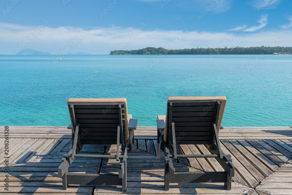 泰国普吉岛度假酒店完美的夏季热带天堂海滩，配有躺椅。度假屋