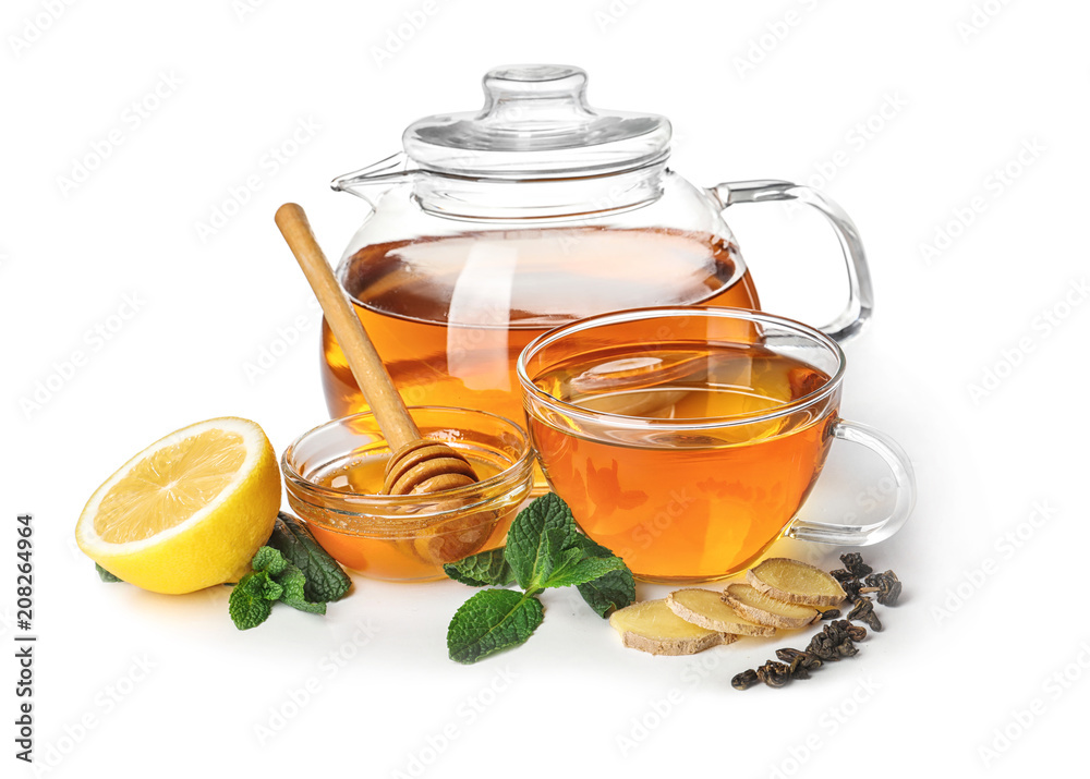 在白底茶具中加入薄荷、蜂蜜、柠檬和生姜的美味饮料