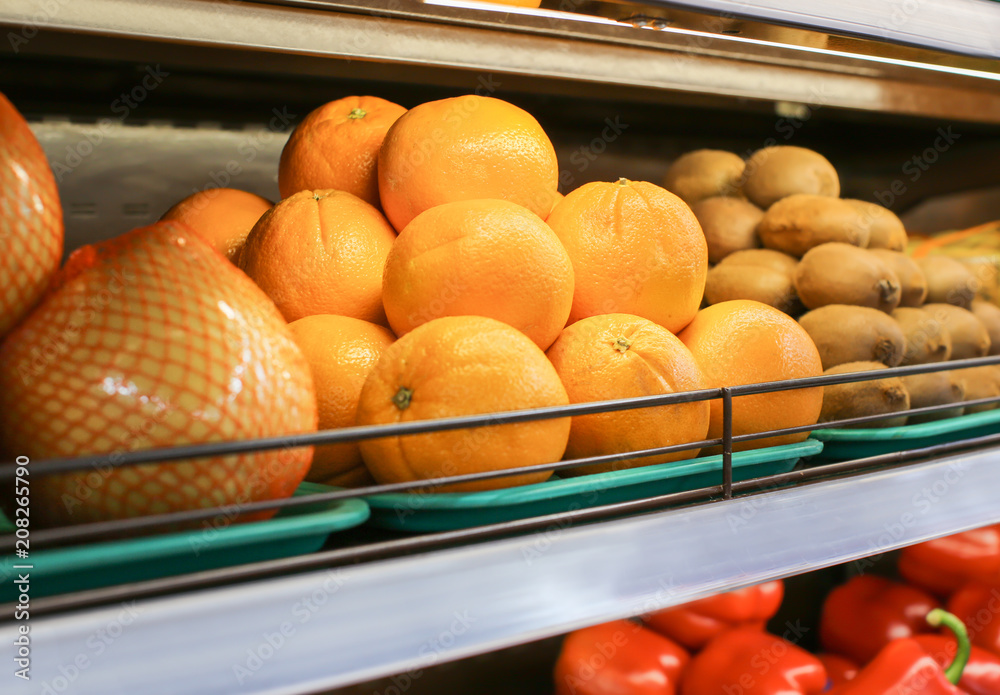 商店货架上的美味柑橘类水果