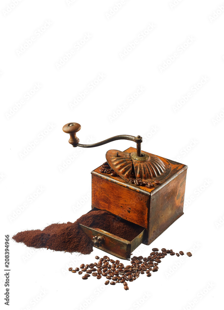 研磨的咖啡，在白底上分离的颗粒。旧咖啡研磨机。