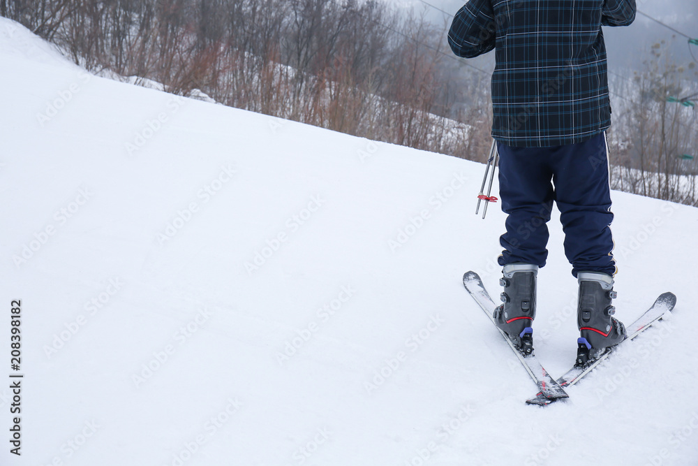 冬季度假村斜坡上的男性滑雪者