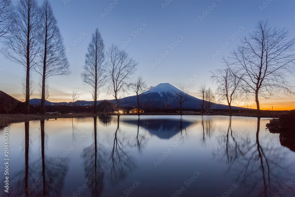 上午在静冈县富士宫的Fumotopara露营地的富士山