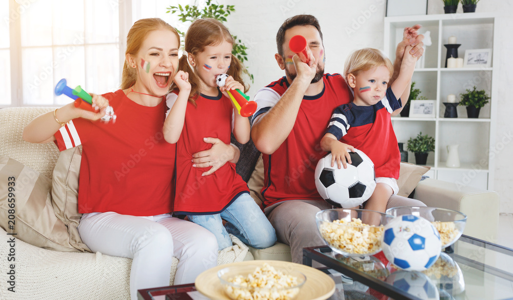 球迷的家人在家看电视上的足球比赛