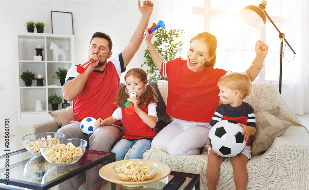 球迷家庭在家看电视上的足球比赛