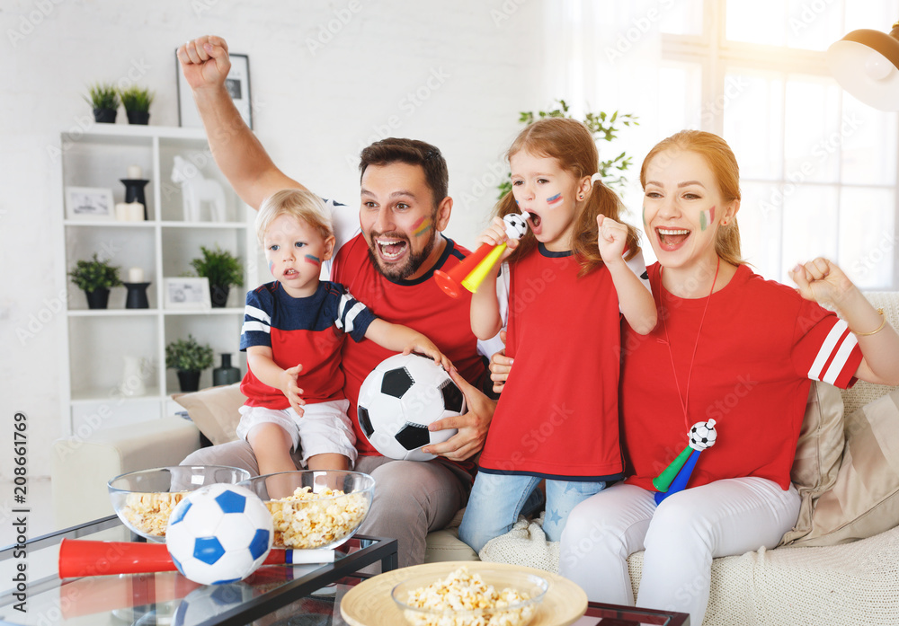 球迷的家人在家看电视上的足球比赛