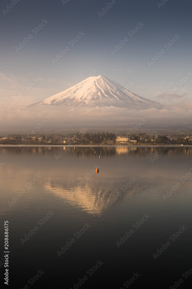富士山和谷美湖在冬季有美丽的日出。谷美湖是Mo附近的一个湖
