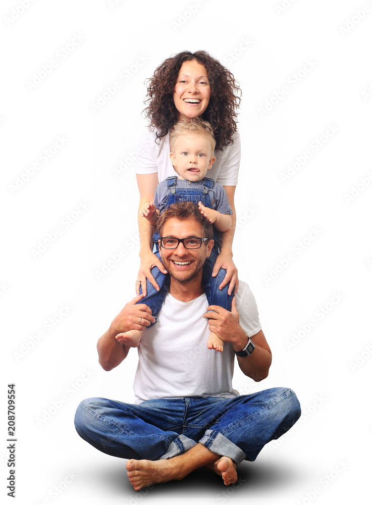 快乐的年轻家庭在灯光背景下欢笑