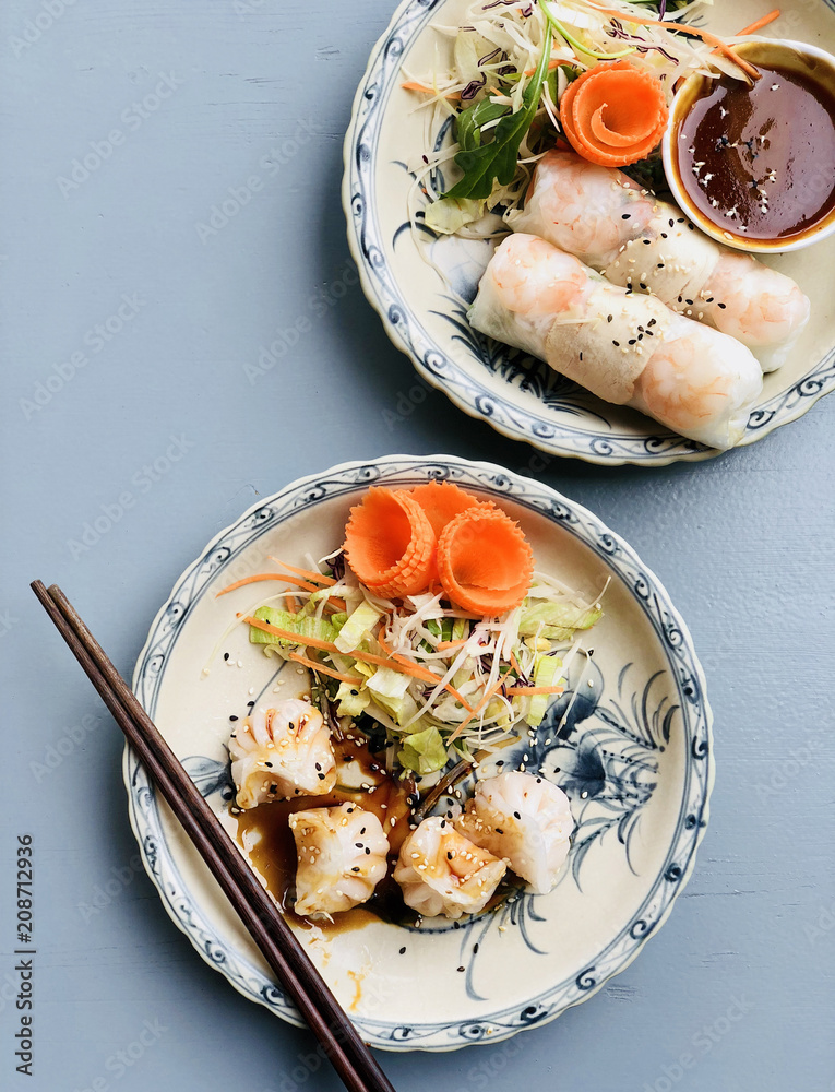 亚洲风格的晚餐。扁平的蒸饺点心和夏天的宣纸卷虾安