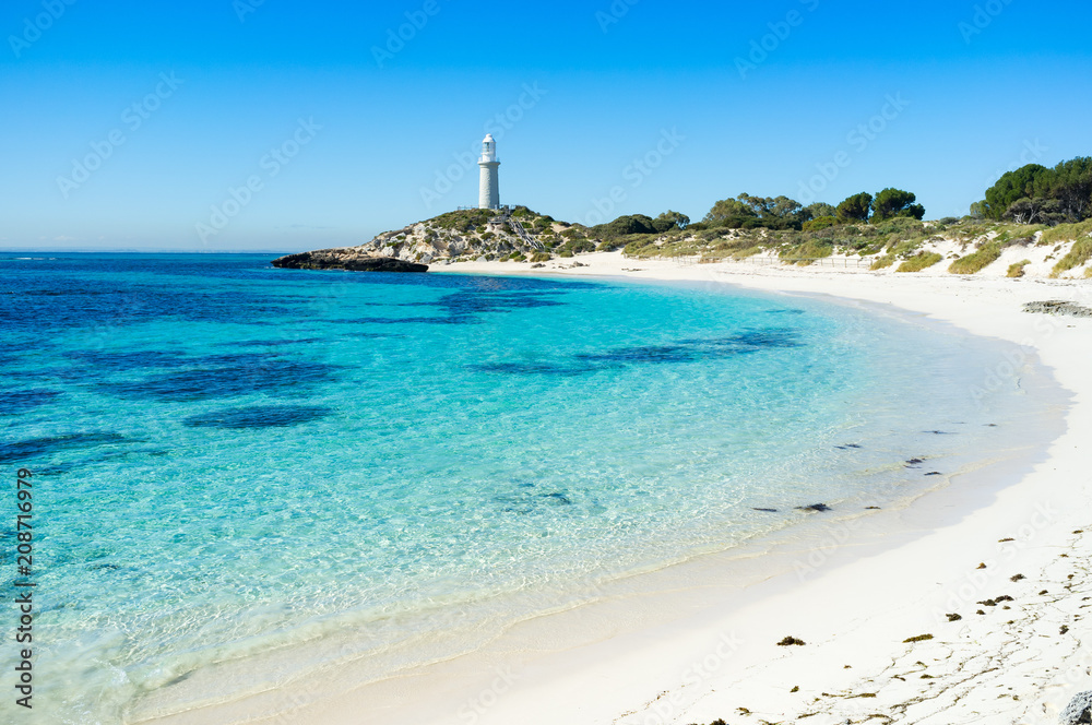 西澳大利亚珀斯罗特尼斯特岛上的平基海滩和巴瑟斯特灯塔的夏日，
