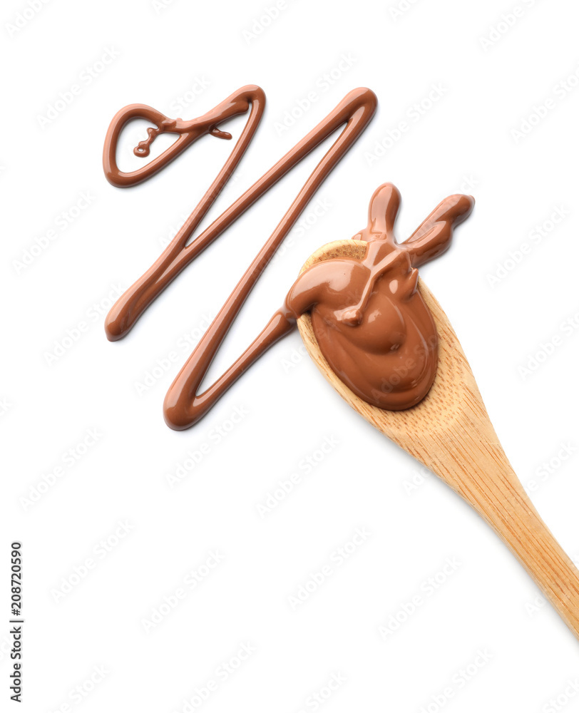 白色背景上的勺子和融化的巧克力