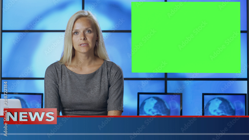广播演播室中的女新闻主持人，配有实体模型使用的绿屏显示器。