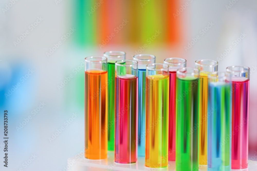 实验室中装有彩色样品的试管，特写