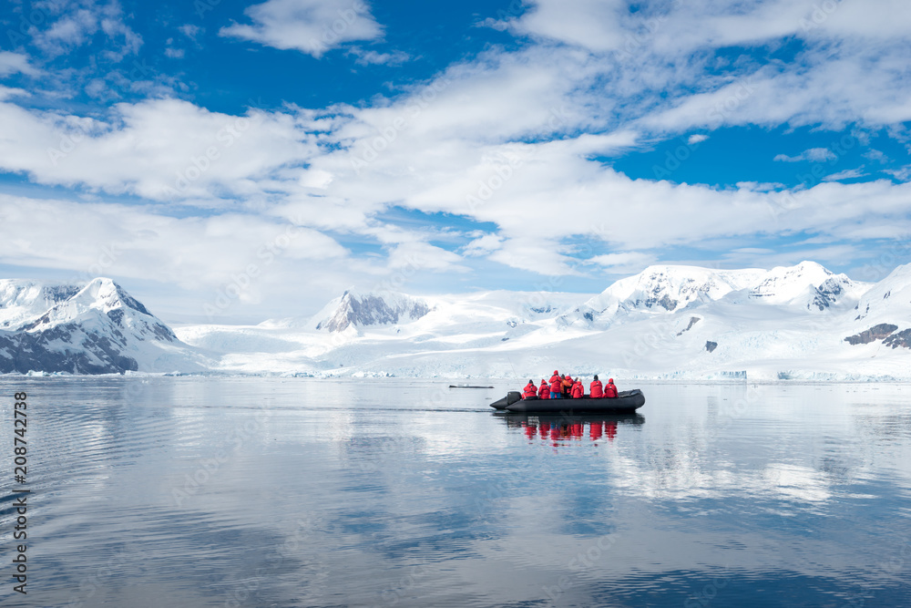 充气船上挤满了游客，在南极半岛观看鲸鱼和海豹