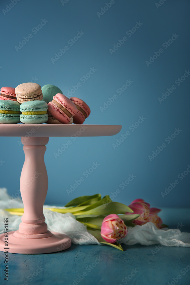 甜点架，桌上有美味的马卡龙，背景是彩色的