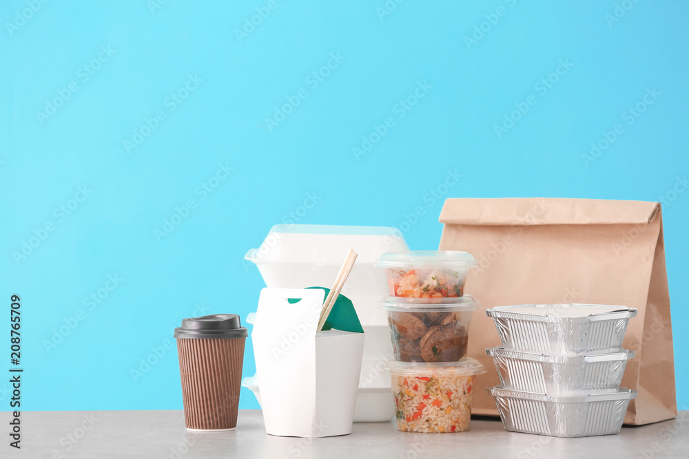 不同的包装，在彩色背景下餐桌上摆放着美味的食物。送货服务