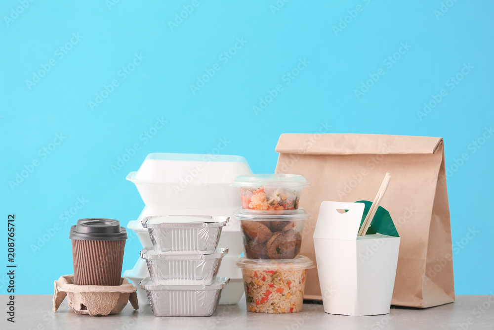 不同的包装，在彩色背景下桌上摆放着美味的食物。送货服务