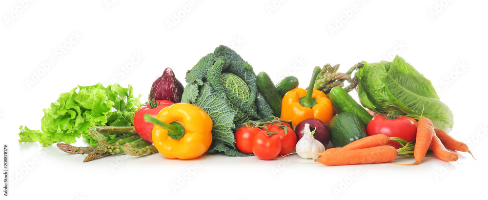 白底新鲜蔬菜。健康食品理念