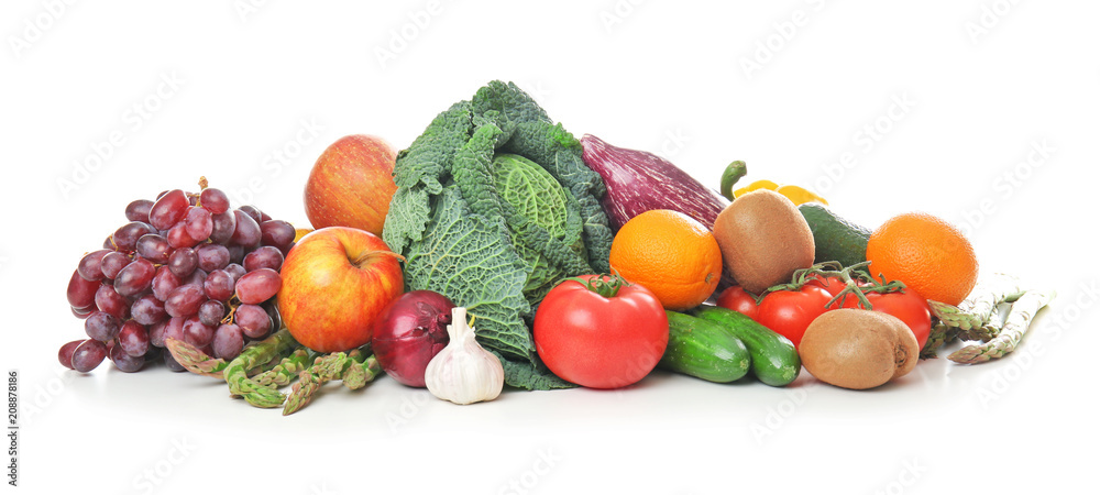 白色背景下的新鲜水果和蔬菜。健康食品概念