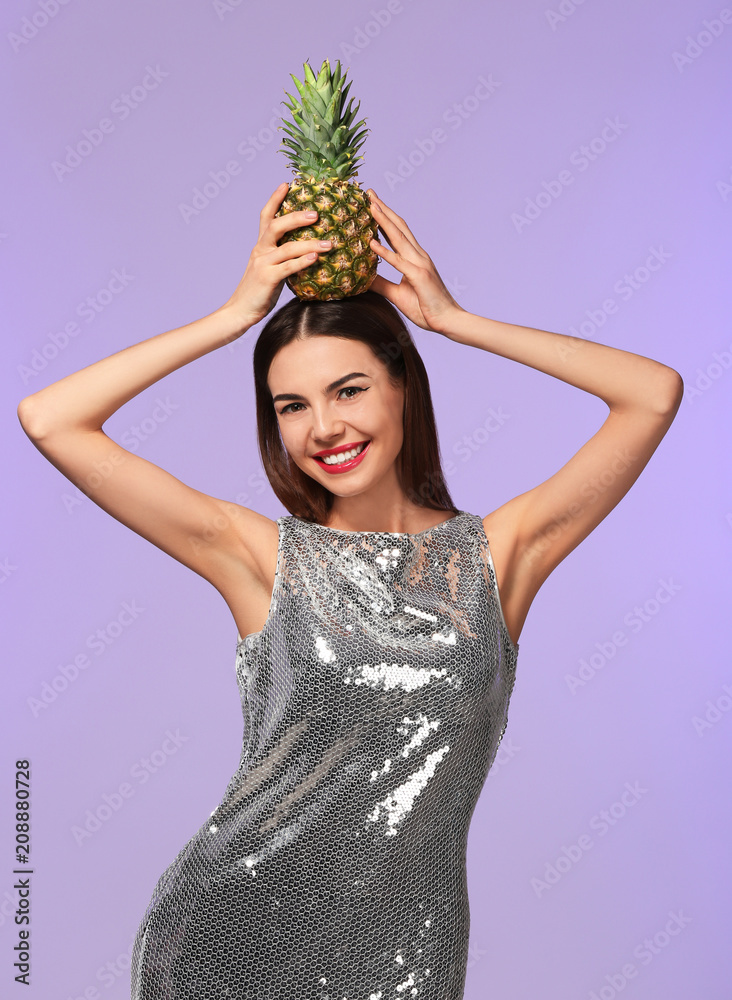 漂亮的年轻女人，背景是菠萝