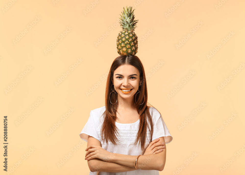 漂亮的年轻女人，背景是菠萝