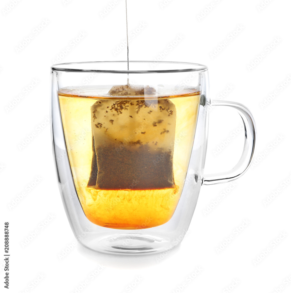 在白底玻璃杯中用茶包冲泡热饮