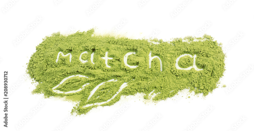 白色背景上的绿茶粉末制成的单词MATCHA