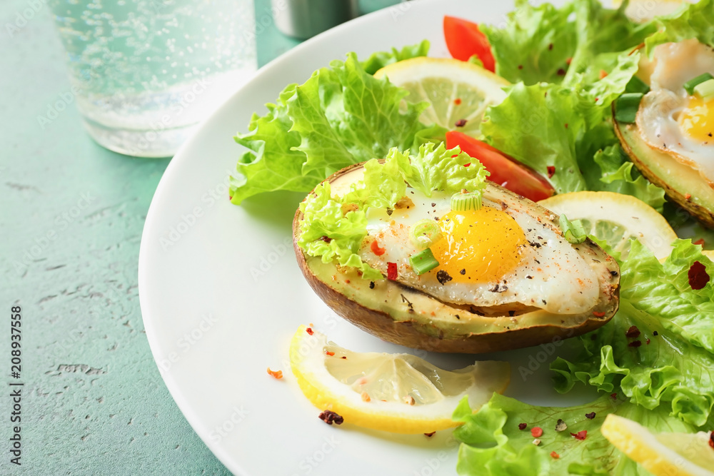 用鳄梨和新鲜蔬菜烤制的鸡蛋，放在盘子里，特写