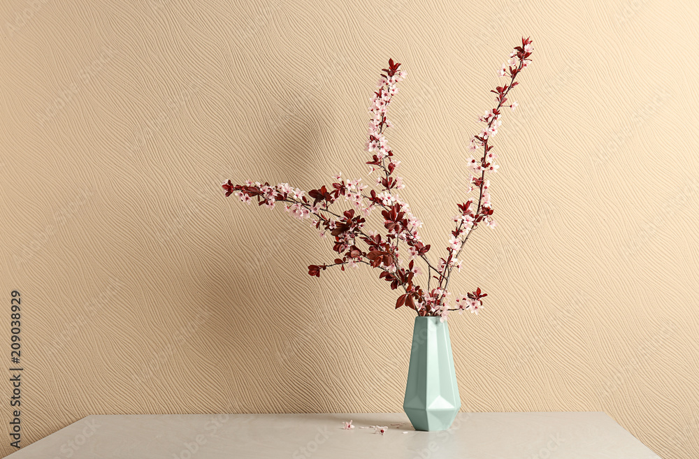 桌上有美丽的开花树枝的花瓶