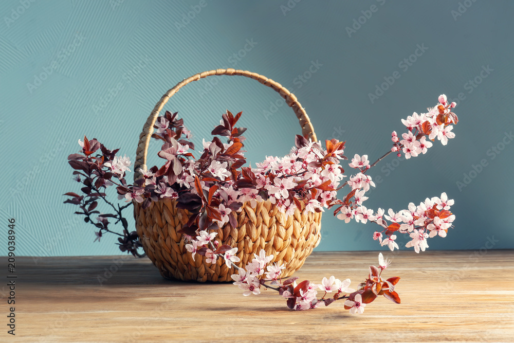木桌上枝繁叶茂的柳条篮子